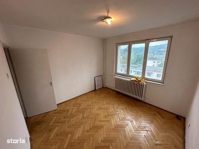 Apartament cu 3 camere ,in inima Bacaului, cu vedere spre parc.