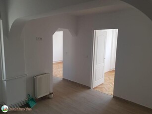 Apartament 3 camere decomandate, M 16