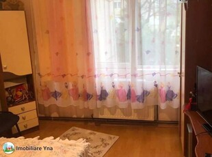 Apartament etaj 2,cu 3 camere decomandate, Zona Carpati 1