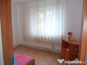 Închiriez apartament cu doua camere