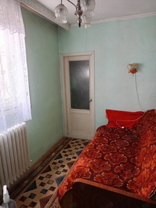 Închiriez apartament cu trei camere