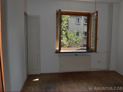 Vând Apartament cu 3 camere, confort 1 în zona Sebastian