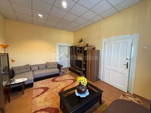 Apartament istoric, semicentral, cu 3 camere si 2 bai!