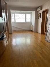 Apartament cu 3 camere Bulevardul Tineretului ( Vedere Spate )