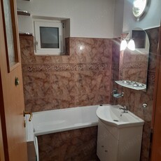 Închiriez apartament cu două camere, decomandat, zona Zăvoi