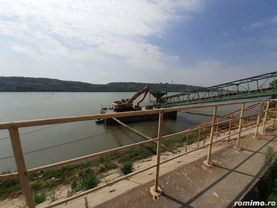 Oltenita - teren pe malul Dunarii cu chei betonat si ponton pt barje