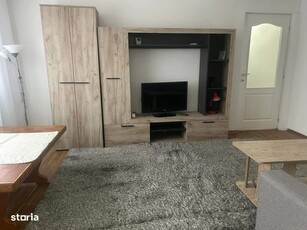 Închiriez apartament 3 camere in zona Casa de Cultura, 530 Negociabil