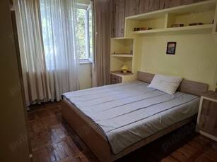 Închiriez apartament doua camere.