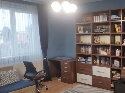 Inchiriez apartament 3 camere, 82mp, zona linistita, parcare inclusa