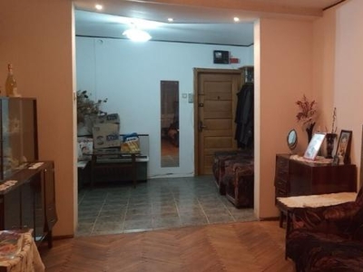 Apartament cu 3 camere, etaj 1, zona Bulevard