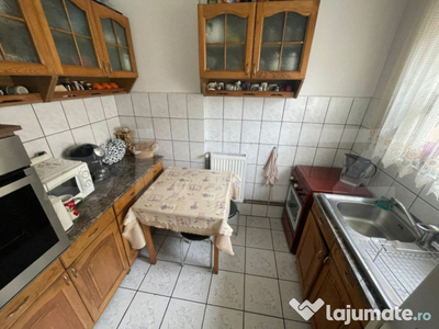 Apartament la casă în curte comună - Zona Decebal, recent