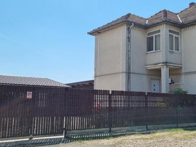 Apartament la casa cu garaj si curte