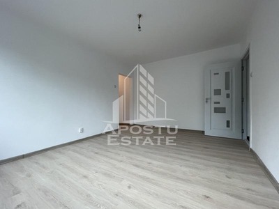 Apartament renovat cu trei camere etajul 2 Dacia