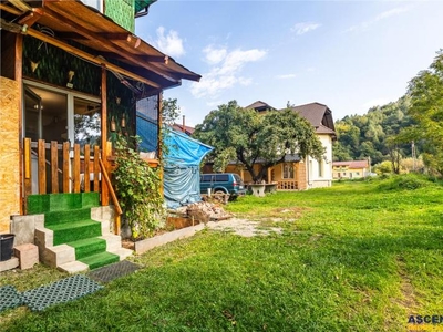 In cadru natural cu privelisti frumoase, casa traditionala, Moieciu, Brasov