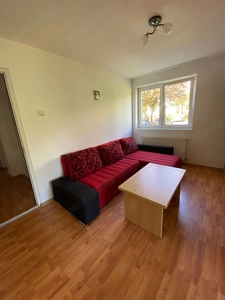 Închiriez apartament cu 2 camere.