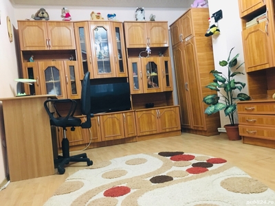 Închiriez apartament!!