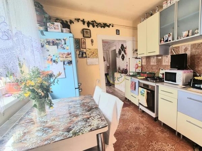 Apartament la casa cu 3 camere si teren zona Piata Cluj