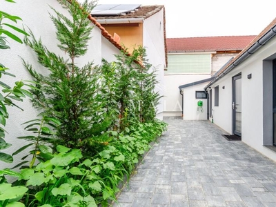 Casa renovata, 2 camere, curte 95 mp, Bulevardul Vasile Milea-Central