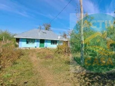 Casa situata in comuna Secuieni