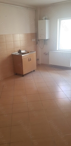 Închiriez apt cu 2 camere decomandat