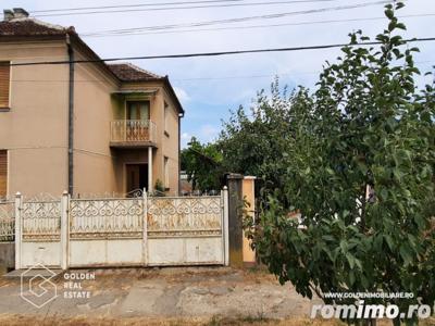 Casa cu etaj tip duplex, situata central in orașul Lipova