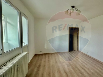 Apartament cu 3 camere de vânzare în zona Gorjului