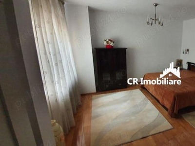 Vanzare apartament 3 camere + curte UniriiBloc Nou