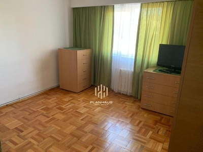 Apartament 3 camere ,B-dul Traian ,etaj 2 ,zona Dalia