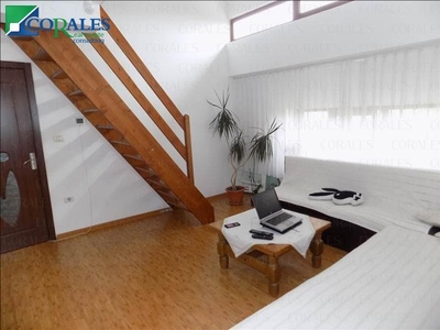 Apartament pe 2 nivele. Decomandat. Mobilat si utilat.