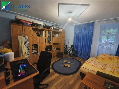 Apartament spatios aproape de centrul orasului. Centrala proprie.