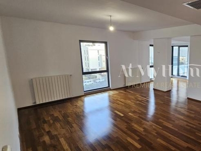 Apartament superb, spatios si luminos cu 4 camere, nemobilat, parcare, boxa