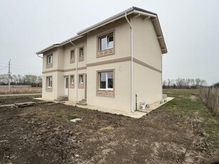 Duplex Sanmihaiu Roman P+E,3 camere,2 bai,terasa si curte proprie