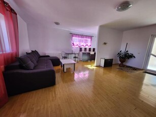 De inchiriat Apartament 2 camere, la Vila zona Schit. Pret inchiriere: 250 Euro/luna.