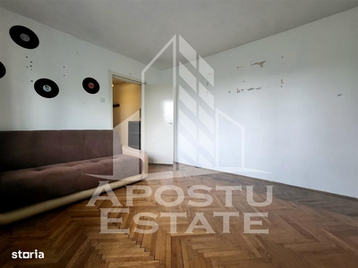 Apartament cu 3 camere, etaj intermediar, zona Dacia