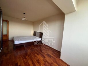 Apartament cu 3 camere, semidecomandat, etaj intermediar,zona Sagului