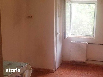 Apartament cu 3 camere, decomandat situat la parter inalt