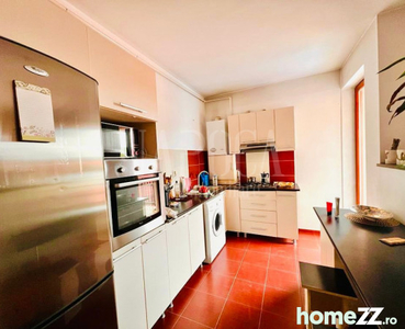 Apartament cu 3 camere de vanzare in zona Primariei Floresti!