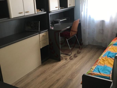 Apartament cu 3 camere in supr. de 70 mp., situat in cartier Cetate.