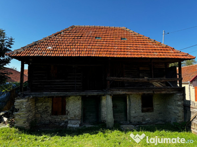 Casa de lemn cu teren de 1000 mp Uric, Hunedoara