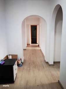 Apartament 3 camere la etajul 1 cu balcon garaj parcare si curte