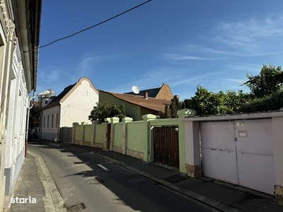 Vand casa ultracentral, langa teatrul de stat