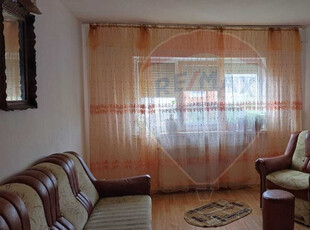 Apartament cu 3 camere de vânzare în zona Sarari