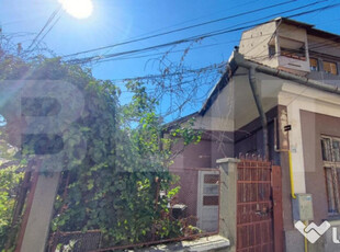 Casa renovabila, 54 mp, teren de 223 mp, curte comuna, zona